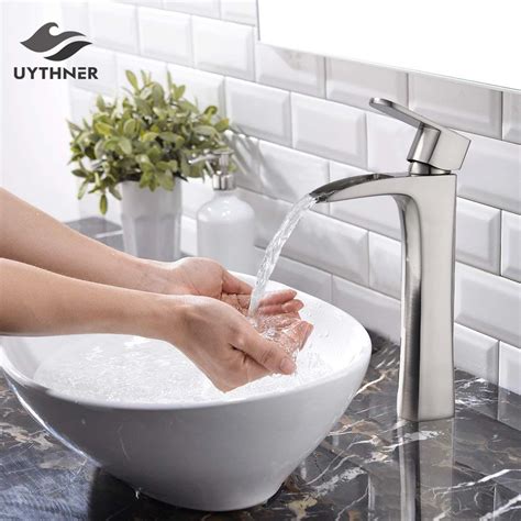 Grifo cromado para lavabo de baño grifería de latón para lavabo caño