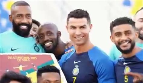 Cristiano Ronaldo Ganha Surpresa De Companheiros Do Al Nassr Veja V Deo