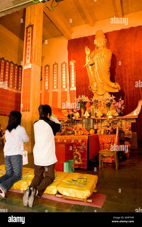 Chinese People Praying Buddha Jingan Temple Jing An Temple Shanghai