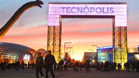 Tecnópolis de Milei parque de diversiones con montaña rusa y el circo