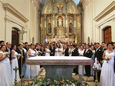 111 parejas contraen matrimonio en la boda comunitaria más grande de