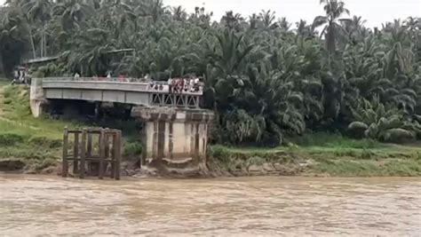 Breaking News Jembatan Ambruk Di Aceh Puluhan Orang Dan Motor Jatuh