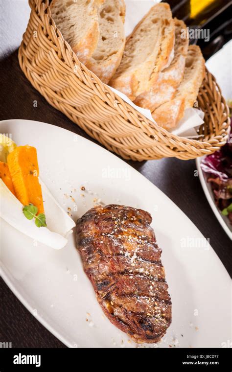 Saftig Gegrillte Rinderfilet Steak Mit Hausgemachter Kr Uterbutter Auf