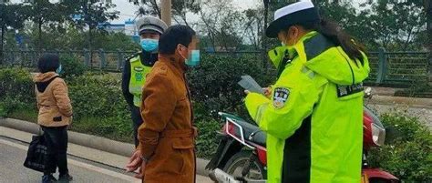 没绿码、没通行证，百色一男子不配合防控驾车强行冲卡！最终 疫情 伍某 摩托车