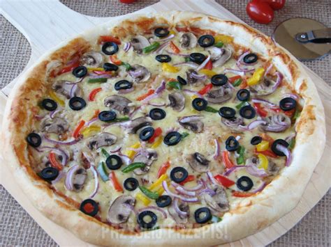 Pizza Z Pieczarkami Przepis Przyslijprzepis Pl