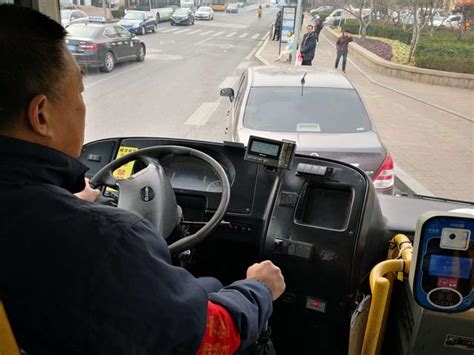 私家車「霸站」， 公交車「家門」難進 公交呼籲私家車勿停靠公交站 每日頭條