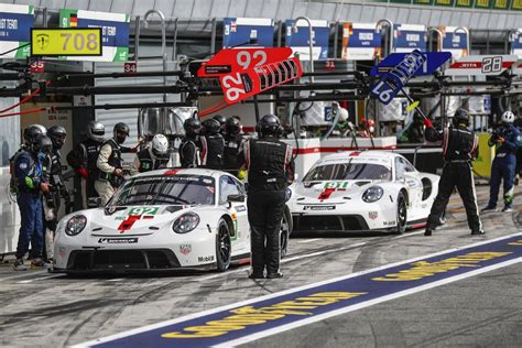 A Squadron Of Porsche Rsr Fights For Victory At The Le Mans H