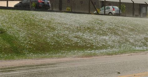 VÍDEO Moradores registram queda de granizo em Brusque e Guabiruba