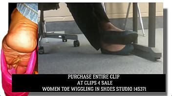 Preview Profesor Sincero Colgando De Los Talones Y Meneando Los Dedos De Los Pies XVIDEOS