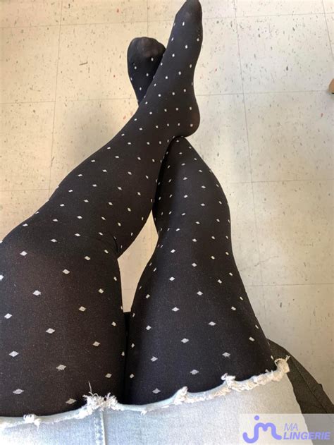 Chantale En Collants Et Minijupe Aux Travail Basnylons Nous Montre Sa Lingerie Pour La Me