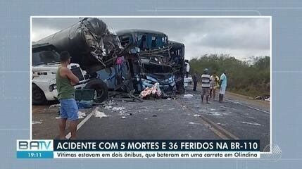 Cinco morrem e 36 ficam feridos em batida entre dois ônibus e uma