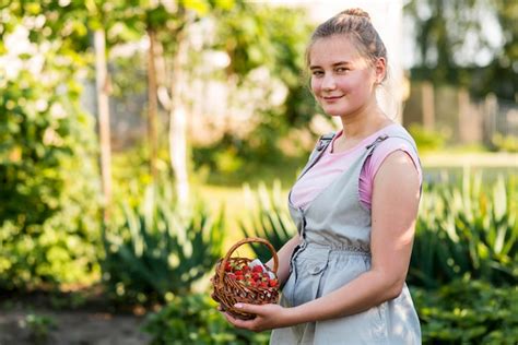 Femme Tenant Un Panier De Fraises Photo Gratuite