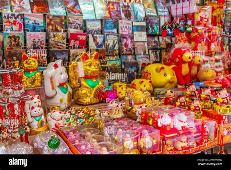 Bangkok Thailand 22. Mai 2018 Golden chinese cat Souvenirs in Souvenir ...