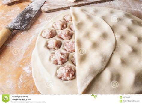 Bolinhas De Massa Caseiros Da Carne Pelmeni Do Russo Foto De Stock