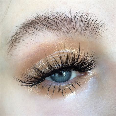 MAKEUP TREND DISSECTION: GLOSSY EYELIDS - LOOKS - Fashion Potluck