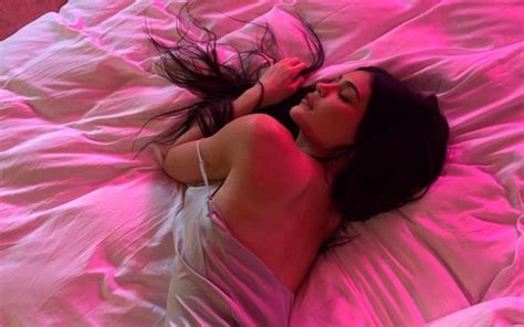 Kylie Jenner Compartilha Cliques Sensuais E Eleve A Temperatura Das