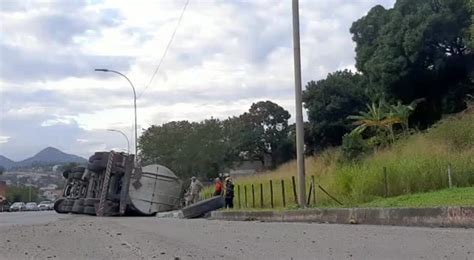 Vídeo Caminhão tomba na BR 101 na Serra Espírito Santo G1