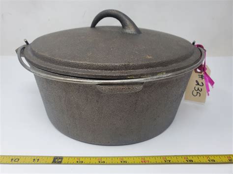 Cast iron cooking pot