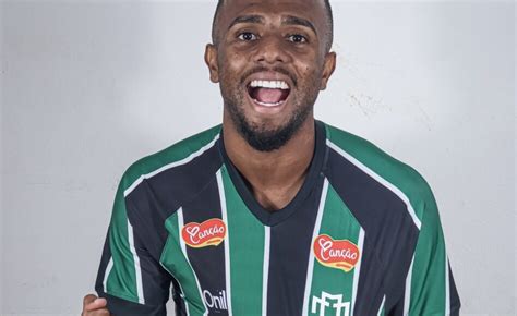 Maringá FC confirma lateral revelado na base do Corinthians e Guarani