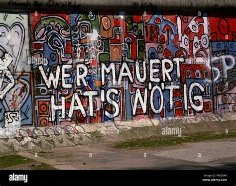 Graffiti an der berliner mauer -Fotos und -Bildmaterial in hoher ...