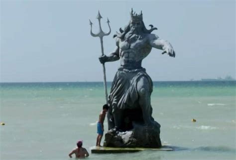 Profepa Clausura Estatua Gigante De Poseidón En Playas De México