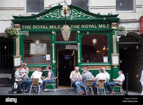 Scotland Edinburgh The Royal Mile Royal Mile Pub Stock Photo Alamy