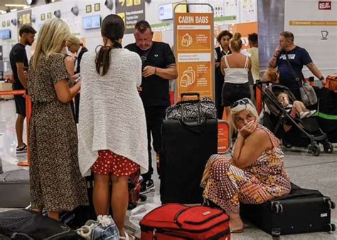 Turisti Inglesi Bloccati Negli Aeroporti 10 Dago Fotogallery