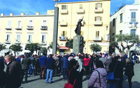 Disastro Rifiuti A Torre Del Greco Protesta Flop Solo 150 In Piazza