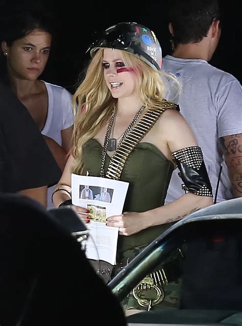 Photos Avril Lavigne Elle Sort Lartillerie Lourde Sur Le Tournage