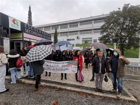 Professores Concentrados Junto A Escola De Our M Onde Marcelo Vai Dar