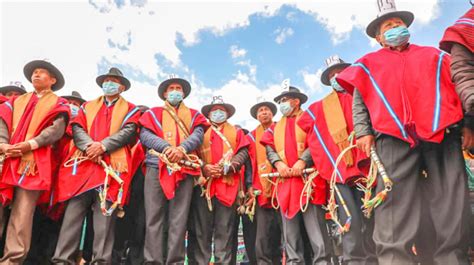 Marcha de ponchos rojos exige al Gobierno un Colegio Militar Indígena y