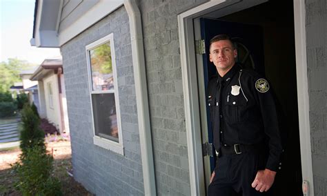 Program Helps Atlanta Police Officers Buy Homes In The City — Ap Photos