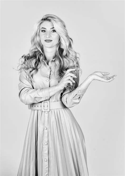 Portez Le Parfum Subtil Parfum Frais Et Unique Parfum Sexy De Femme Magnifique Fille Blonde