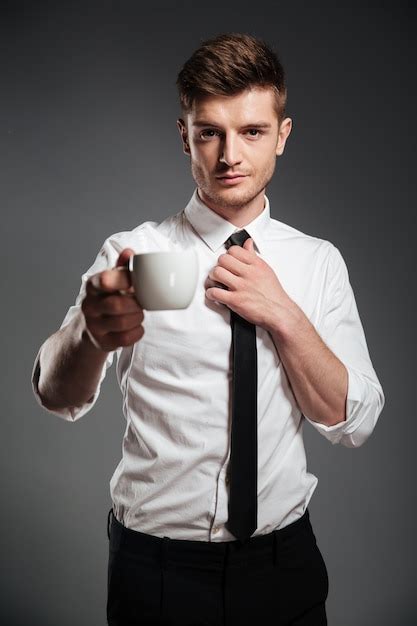 Hombre De Negocios Exitoso En Ropa Formal Con Taza De Caf Mientras