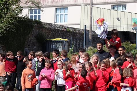 La flamme scolympique est passée à lécole Saint Léonard de Guingamp