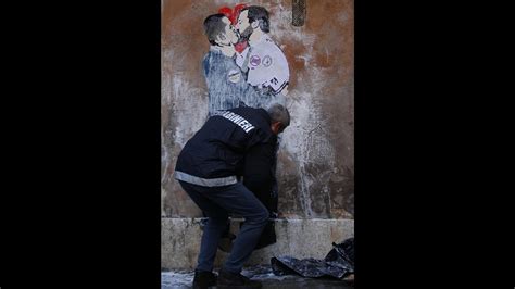 Bacio Tra Salvini E Di Maio Le Foto Del Murale A Roma LaPresse