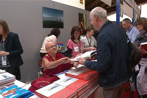 Le Moine Bouddhiste Matthieu Ricard Attire Les Foules La Foire Du