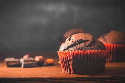 Muffins De Chocolate Caseros O Pastelitos En Una Mesa De Madera Y Fondo