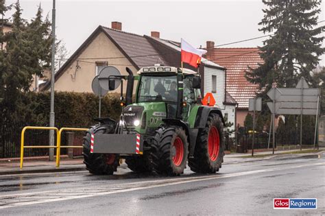 Galeria Rolnicy blokują drogi w proteście Przez Wschowę przejechały