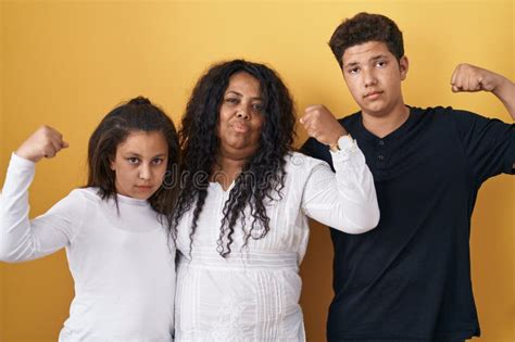 Familia De Madre Hija E Hijo Parados Sobre Fondo Amarillo Persona