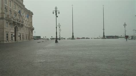 Maltempo alluvione lampo a Trieste città sott acqua situazione