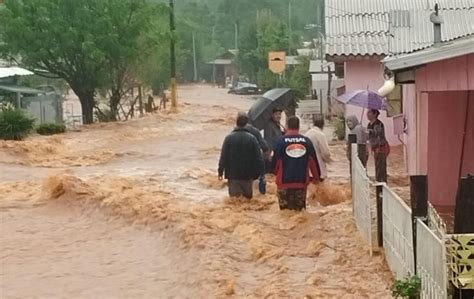 Chuva inunda cidades no Norte gaúcho e acende alerta para vários rios