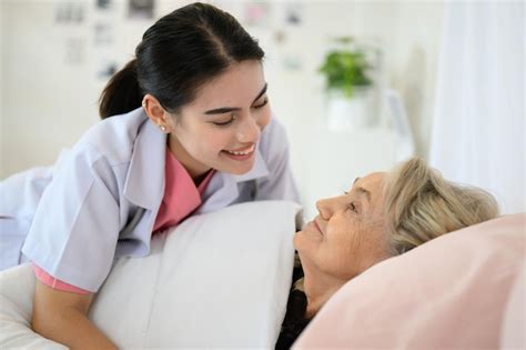 Paciente Mayor Con Enfermera De Atención Domiciliaria Mujer Mayor Feliz