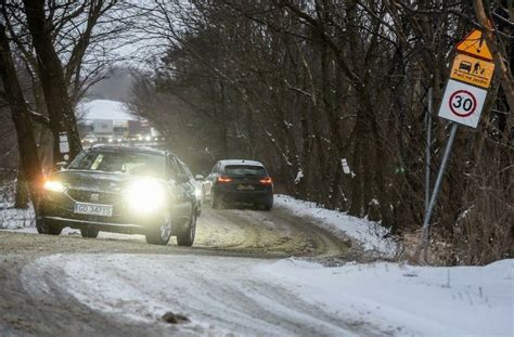 Atak zimy i trudna sytuacja na drogach Wiatr i opady śniegu utrudniają