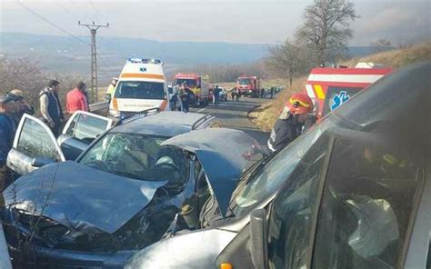 Patru persoane transportate la spital după un accident în care au fost