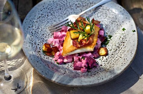 Steinbuttfilet Mit Lauwarmem Rote Bete Apfel Salat Und Kartoffel