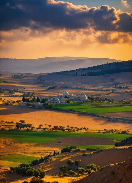 Una vista del atardecer de una granja con una casa y árboles Imagen