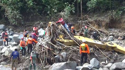 Excavator Cat Korban Banjir Bandang Lembah Anai Youtube