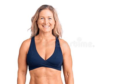 Edad Media Encaja Mujer Rubia Usando Bikini Con Una Sonrisa Alegre Y Fresca En La Cara Imagen De