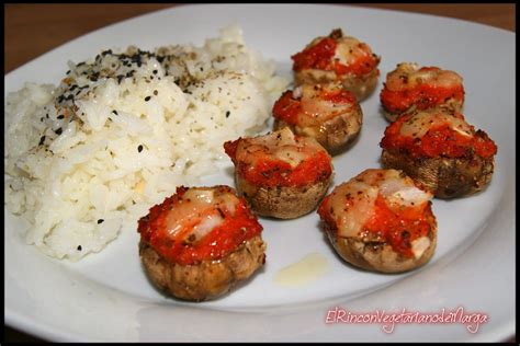 Champiñones rellenos de paté de pimiento rojo con cebolla y queso vegano